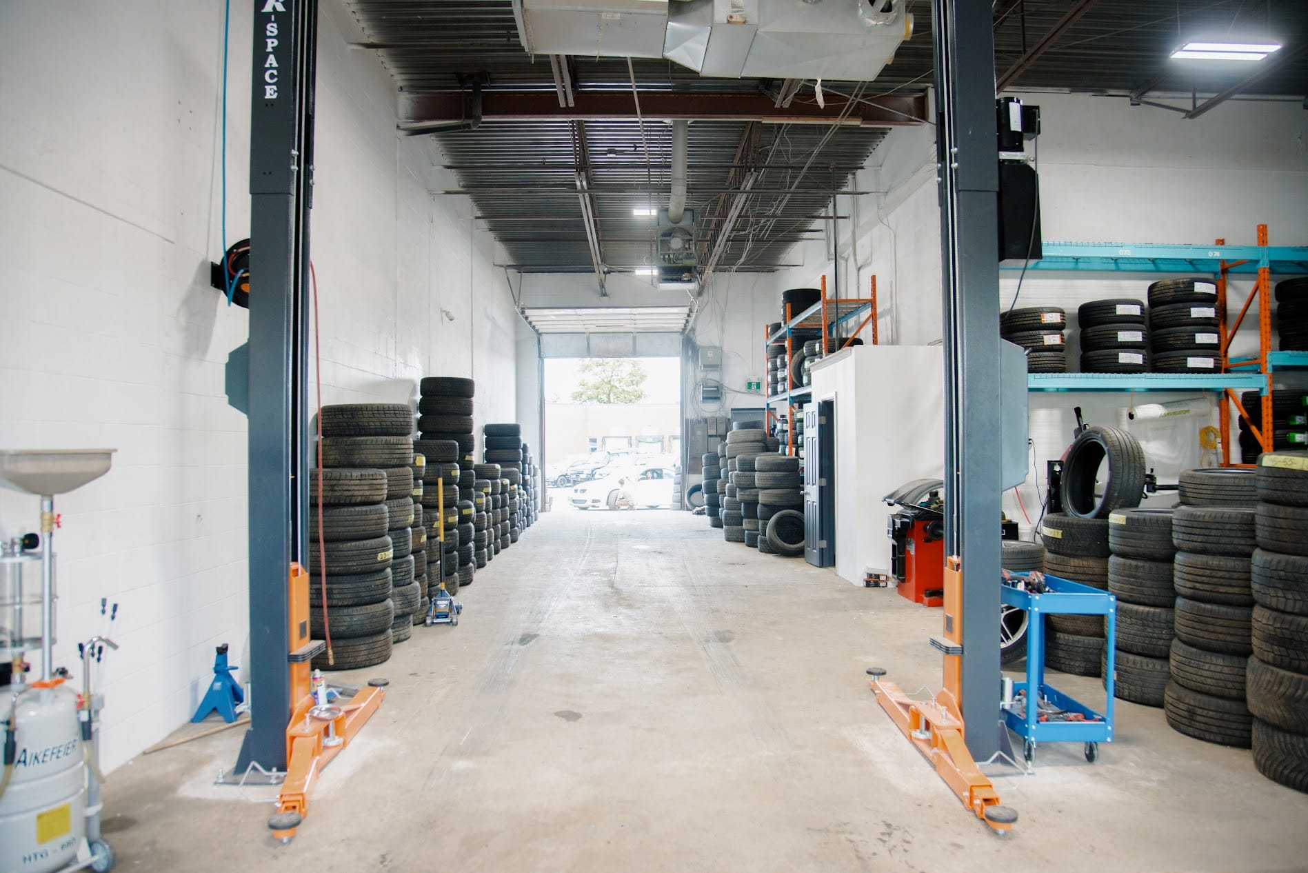 Central drive-in workshop service bay corridor